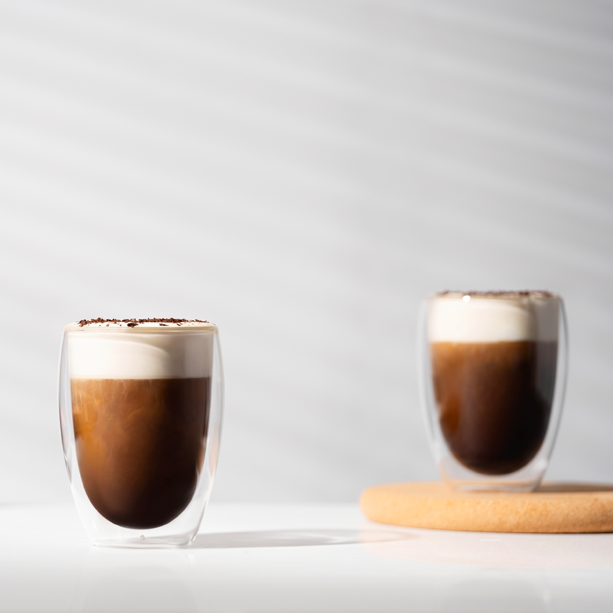 Dzięki zastosowaniu technologii podwójnych ścianek napój dłużej utrzymuje temperaturę, a zewnętrzna powierzchnia pozostaje komfortowa w dotyku