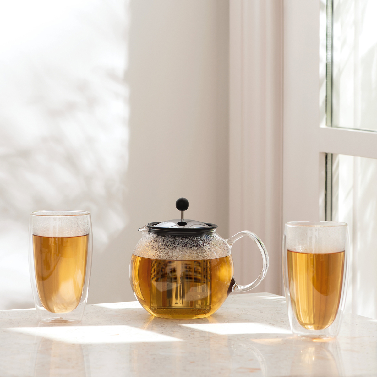 Dzięki zastosowaniu technologii podwójnych ścianek napój dłużej utrzymuje temperaturę, a zewnętrzna powierzchnia pozostaje komfortowa w dotyku