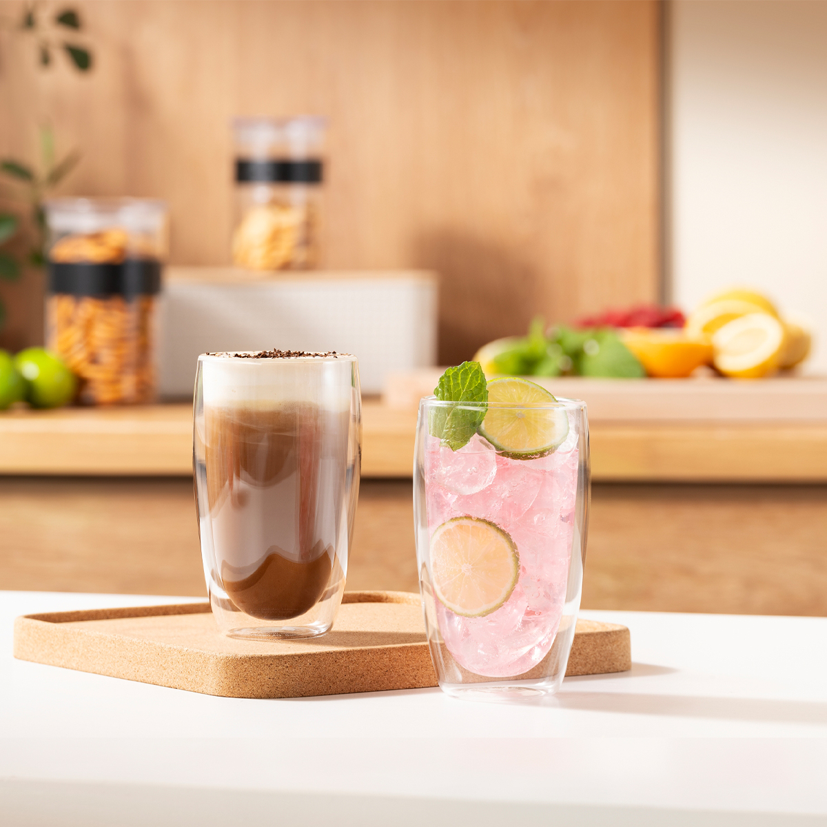 Wykonane z lekkiego i trwałego szkła borokrzemowego szklanki wyróżniają się nowoczesnym wyglądem oraz wysoką odpornością na zmiany temperatury.