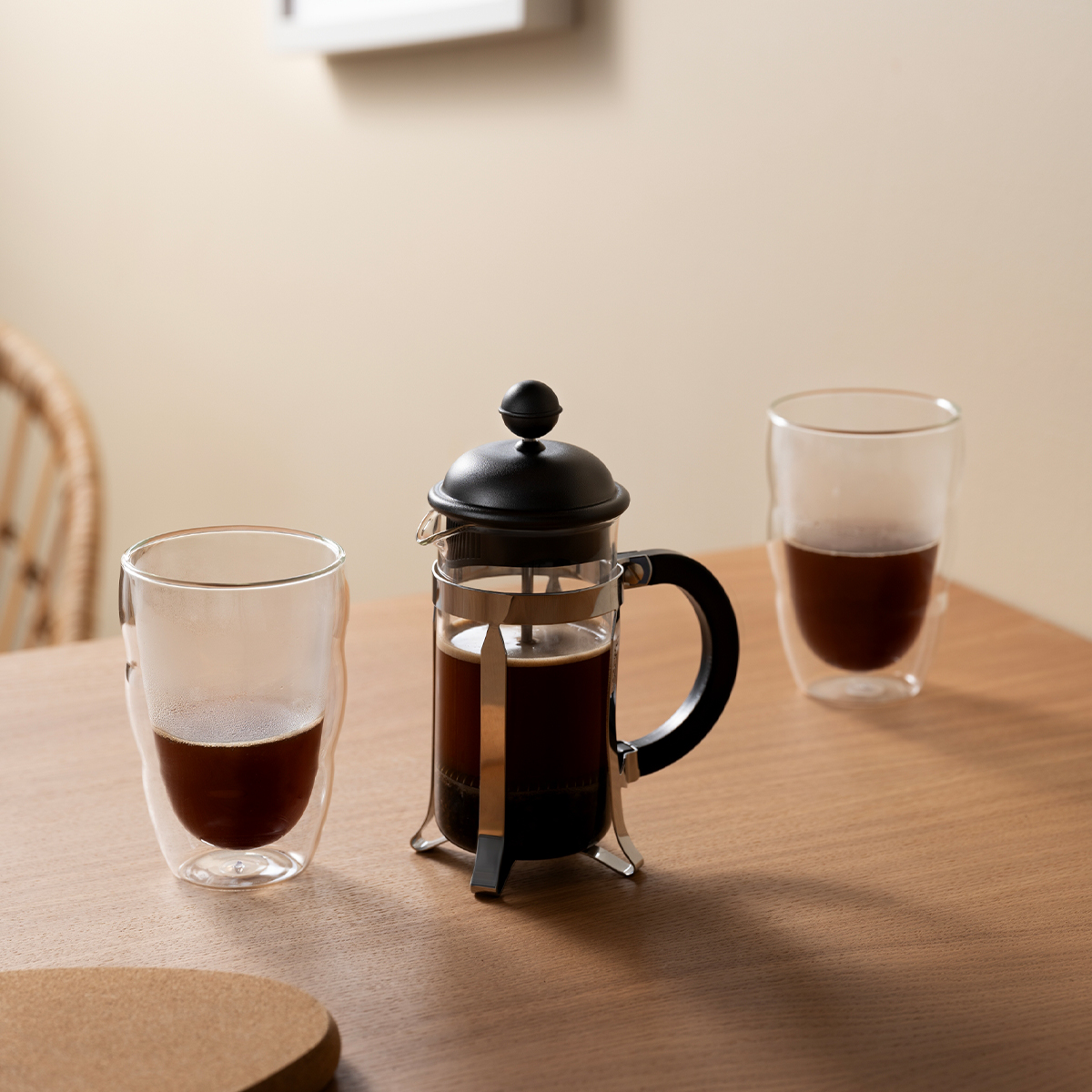 Pojemność 0,35 L sprawia, że idealnie nadaje się do przygotowania jednej lub dwóch filiżanek świeżej kawy.