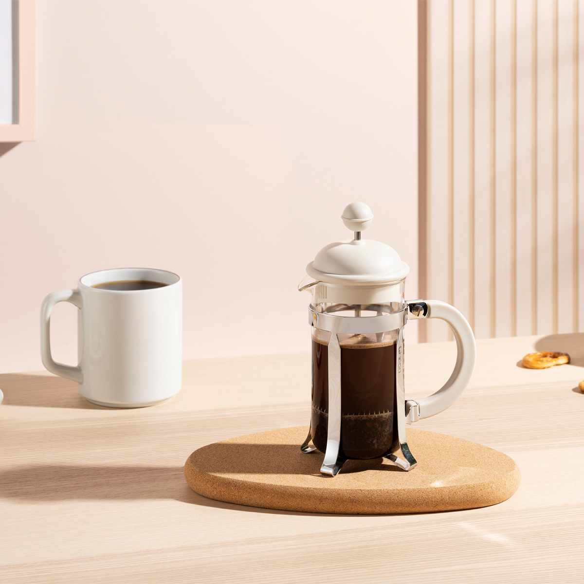 Pojemność 0,35 L sprawia, że idealnie nadaje się do przygotowania jednej lub dwóch filiżanek świeżej kawy.