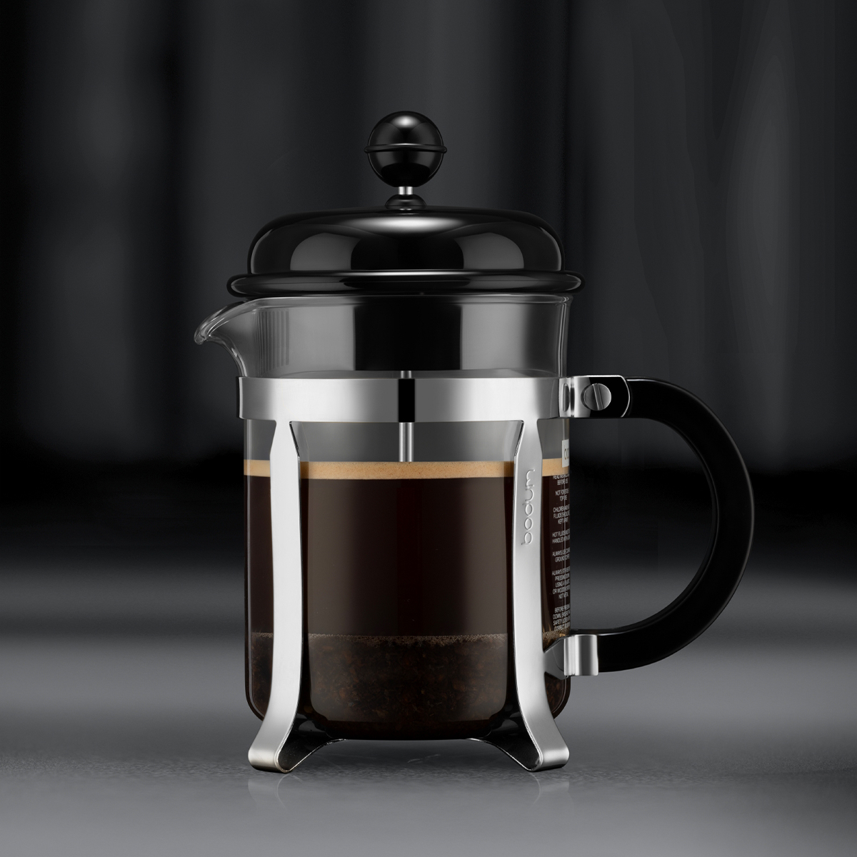 Prosty mechanizm tłokowy to głębia smaku i aromatu ziaren bez konieczności stosowania papierowych filtrów.