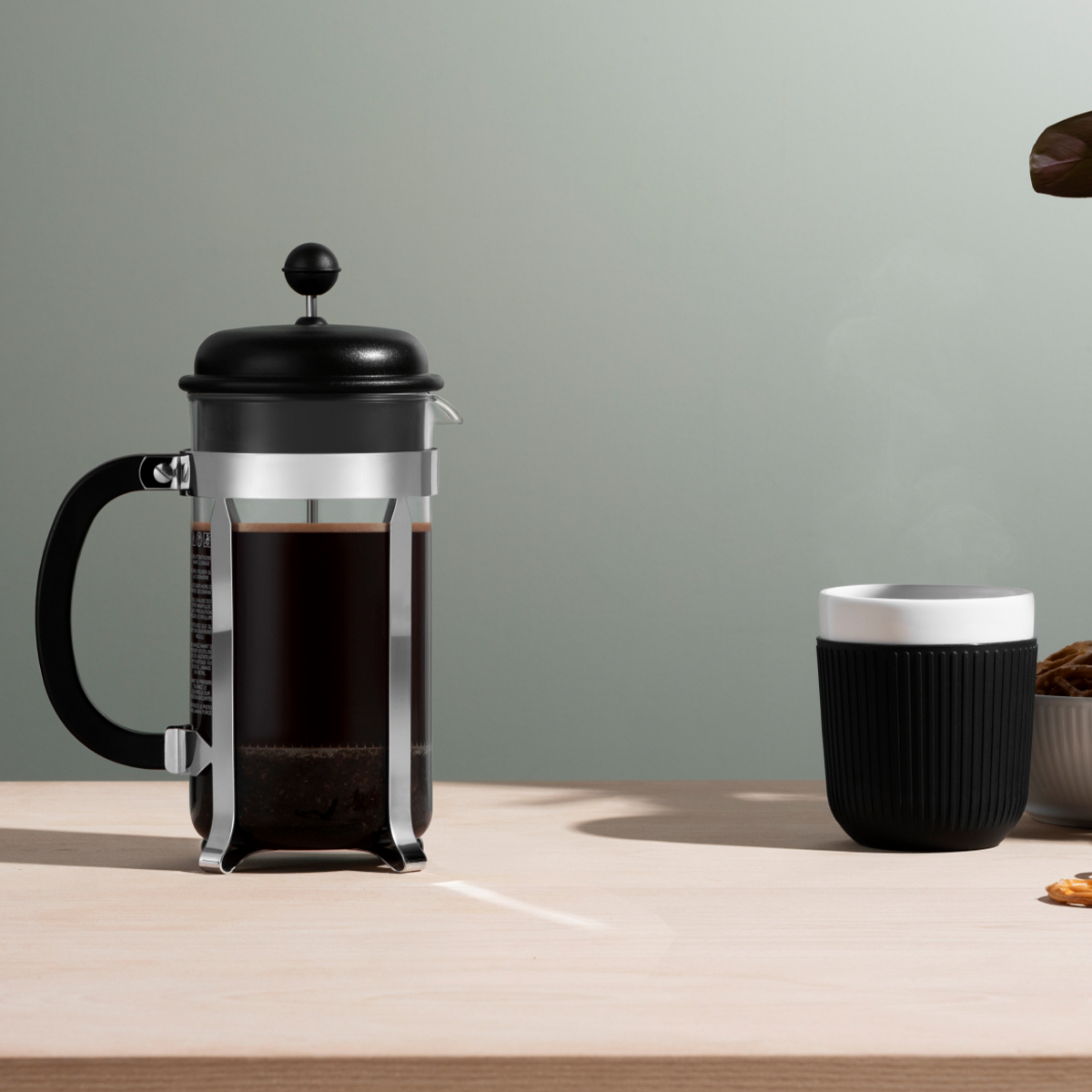 Prosty mechanizm tłokowy to głębia smaku i aromatu ziaren bez konieczności stosowania papierowych filtrów.