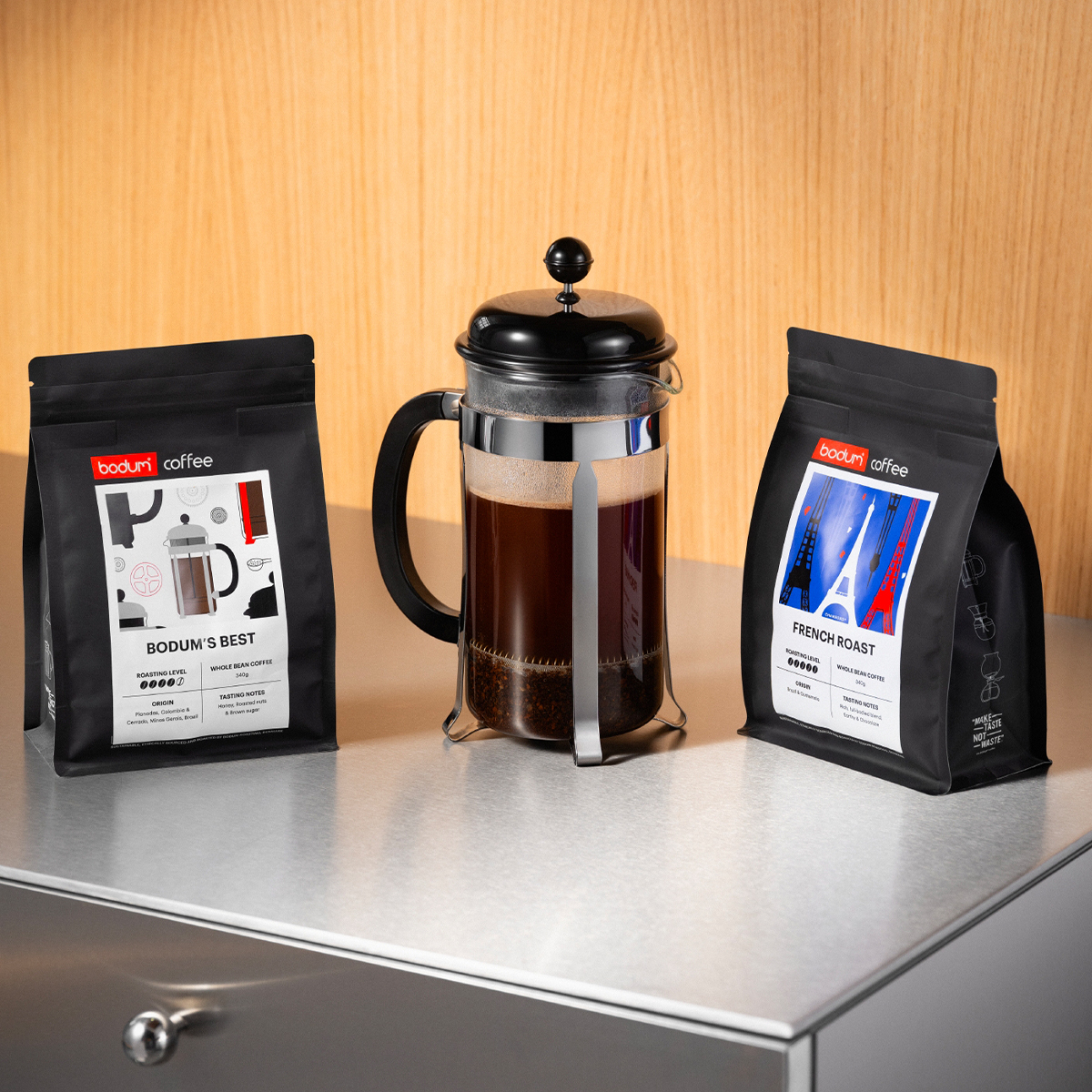 Prosty mechanizm tłokowy to głębia smaku i aromatu ziaren bez konieczności stosowania papierowych filtrów.