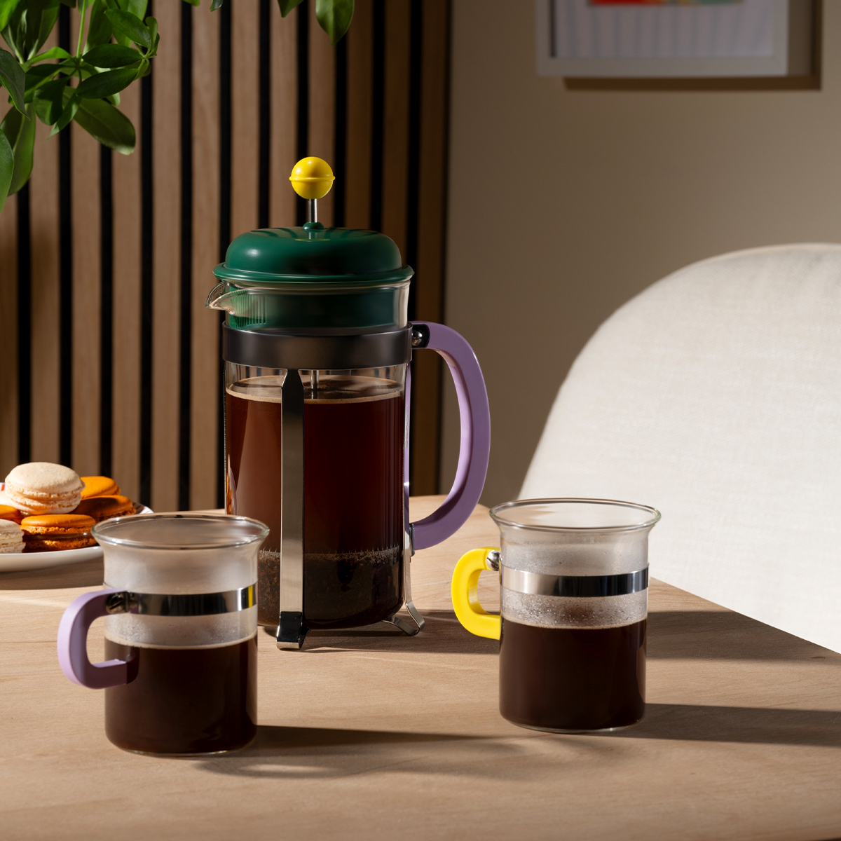 Prosty mechanizm tłokowy to głębia smaku i aromatu ziaren bez konieczności stosowania papierowych filtrów.