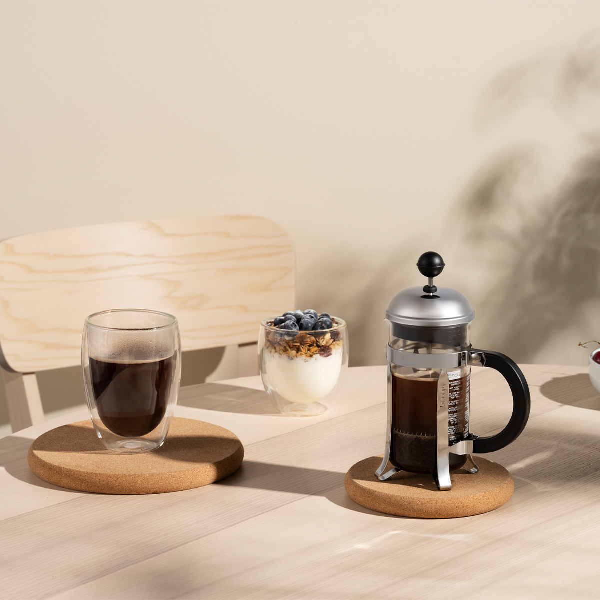 Prosty mechanizm tłokowy to głębia smaku i aromatu ziaren bez konieczności stosowania papierowych filtrów.