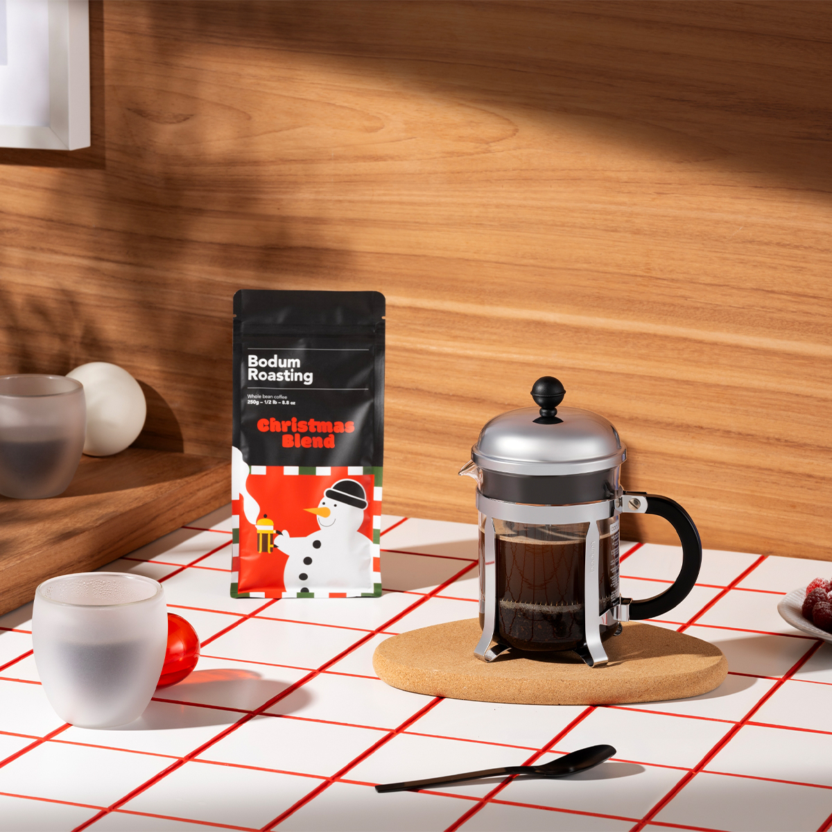 Prosty mechanizm tłokowy to głębia smaku i aromatu ziaren bez konieczności stosowania papierowych filtrów.