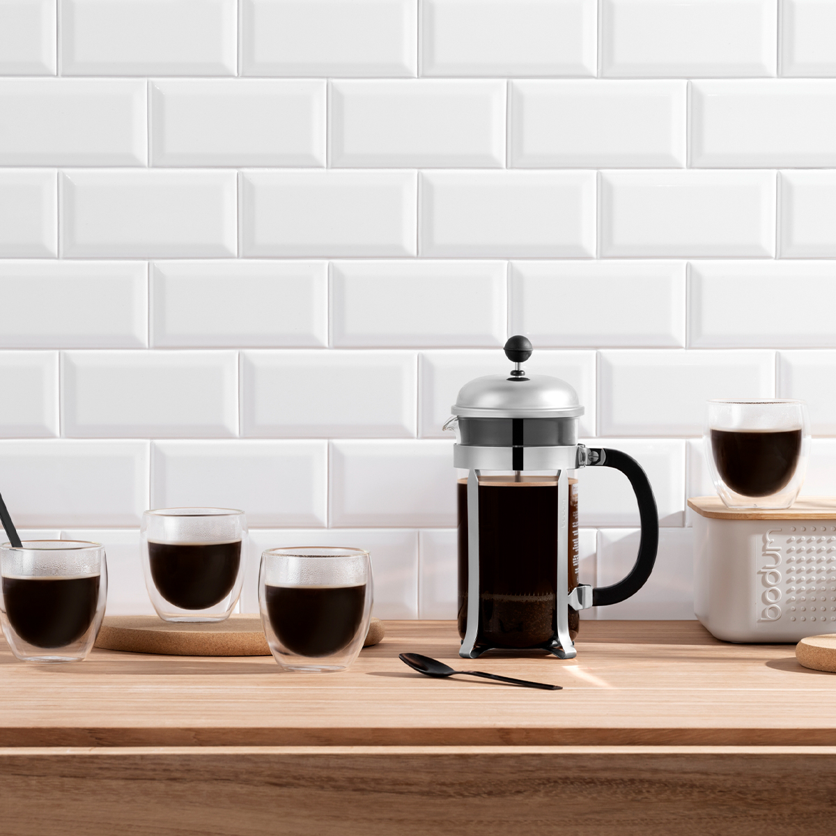 Pojemność 1 L sprawia, że idealnie nadaje się do przygotowania do 8  filiżanek świeżej kawy.