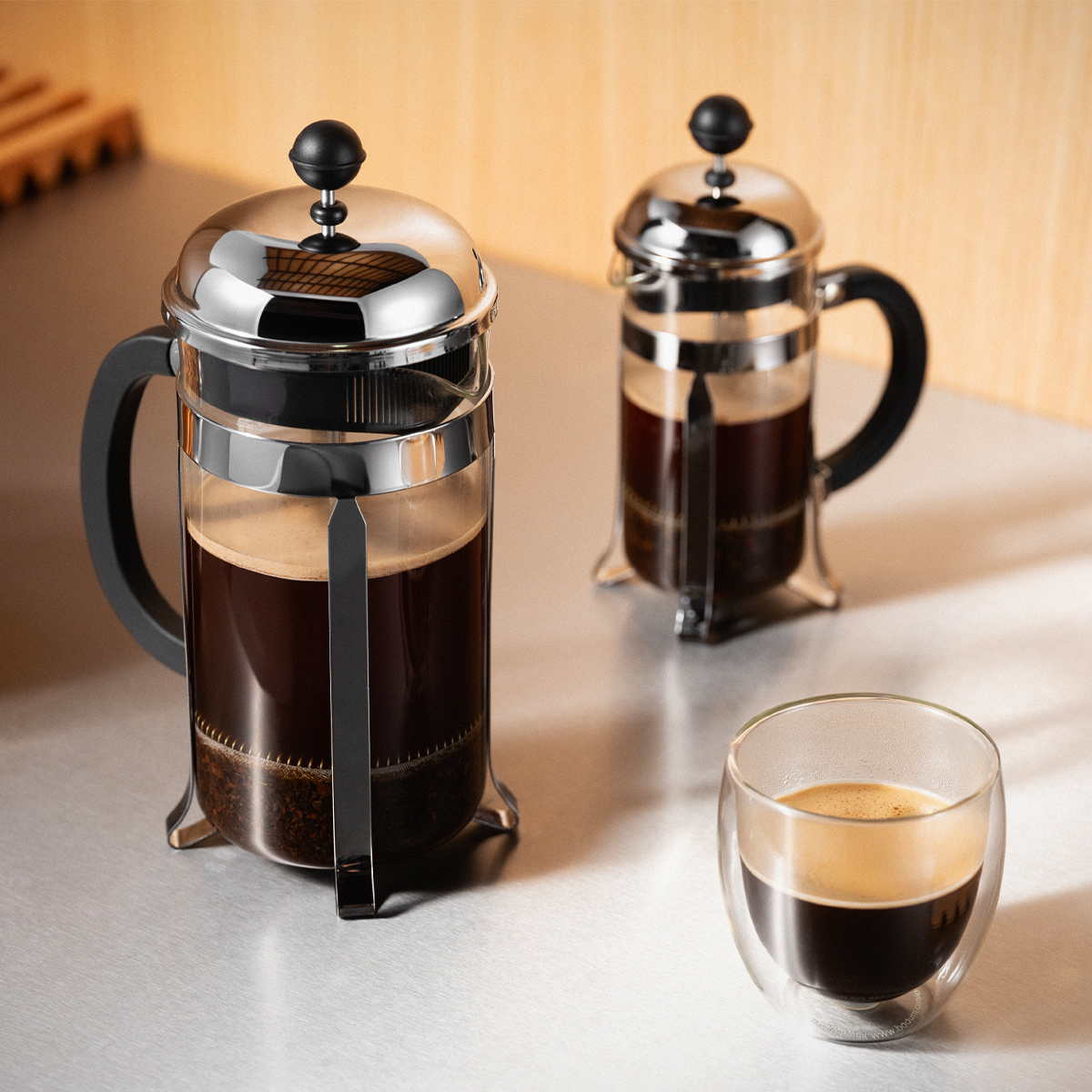 Prosty mechanizm tłokowy to głębia smaku i aromatu ziaren bez konieczności stosowania papierowych filtrów.