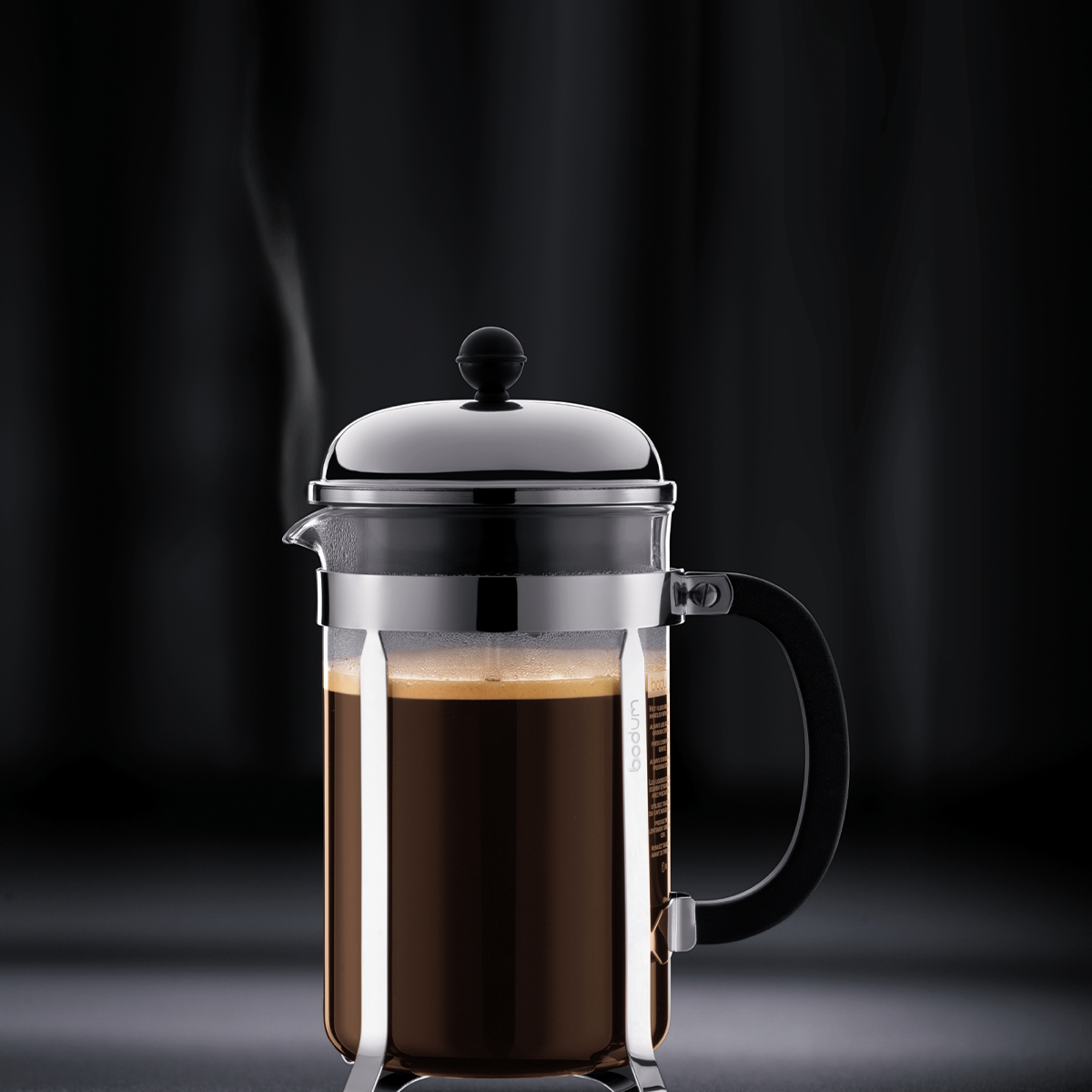 Prosty mechanizm tłokowy to głębia smaku i aromatu ziaren bez konieczności stosowania papierowych filtrów.