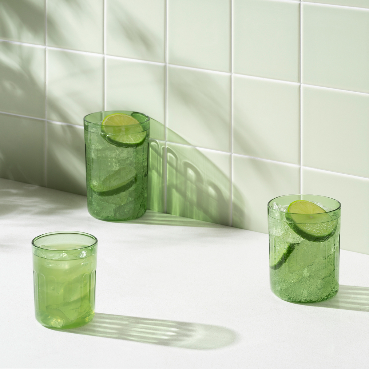 Pojemność 0,5 L sprawia, że szklanki idealnie nadają się do serwowania wody, soków, lemoniady oraz drinków.
