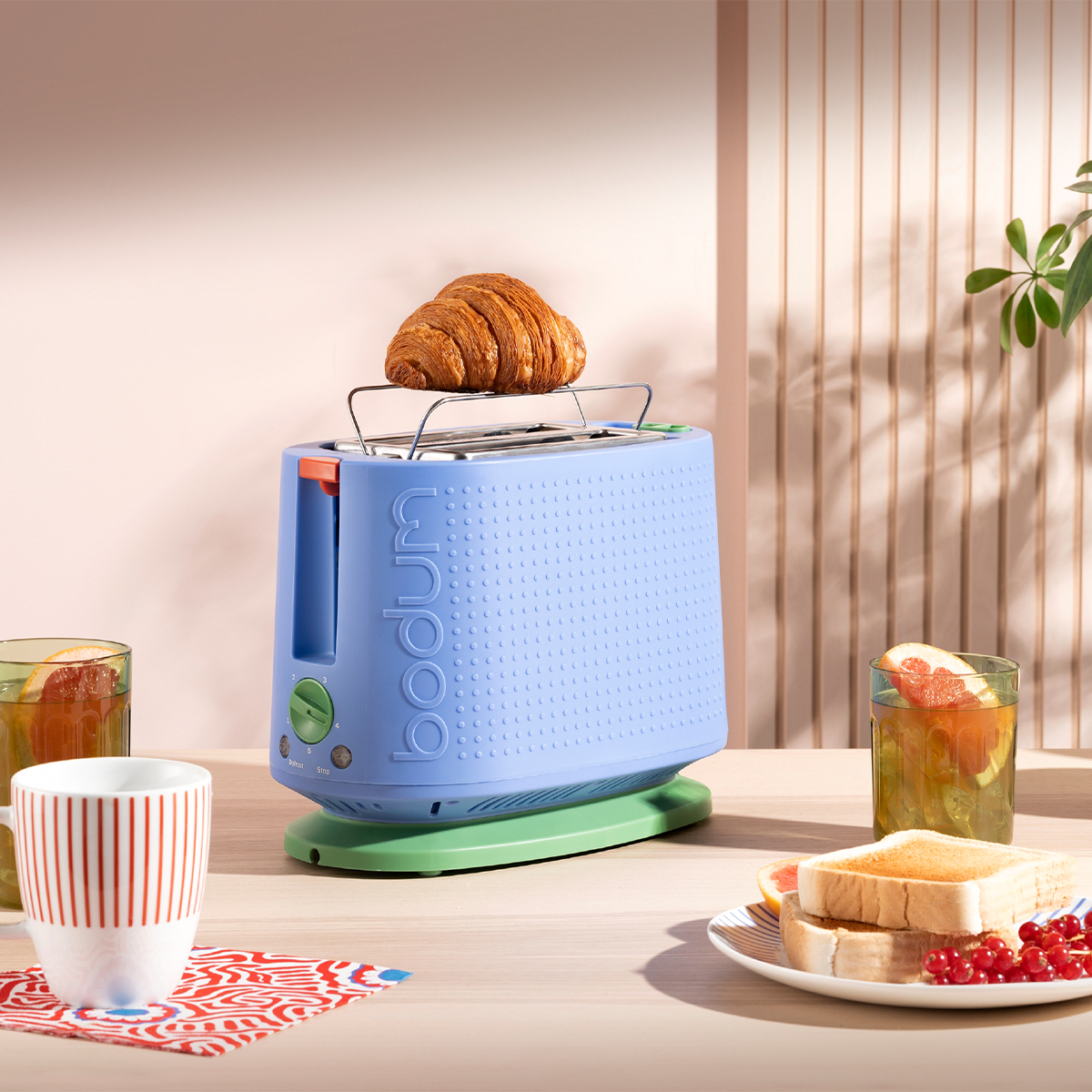 kolekcja MoMA Bistro, subtelny kolor sky blue nadają urządzeniu wyjątkowy charakter i sprawiają, że stanowi ono atrakcyjny element wyposażenia kuchni.