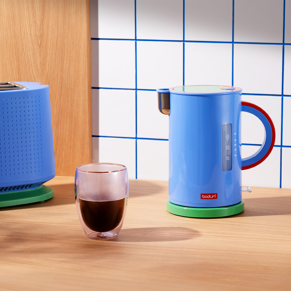 Czajnik elektryczny Bodum MoMA Bistro 1l w kolorze Sky Blue