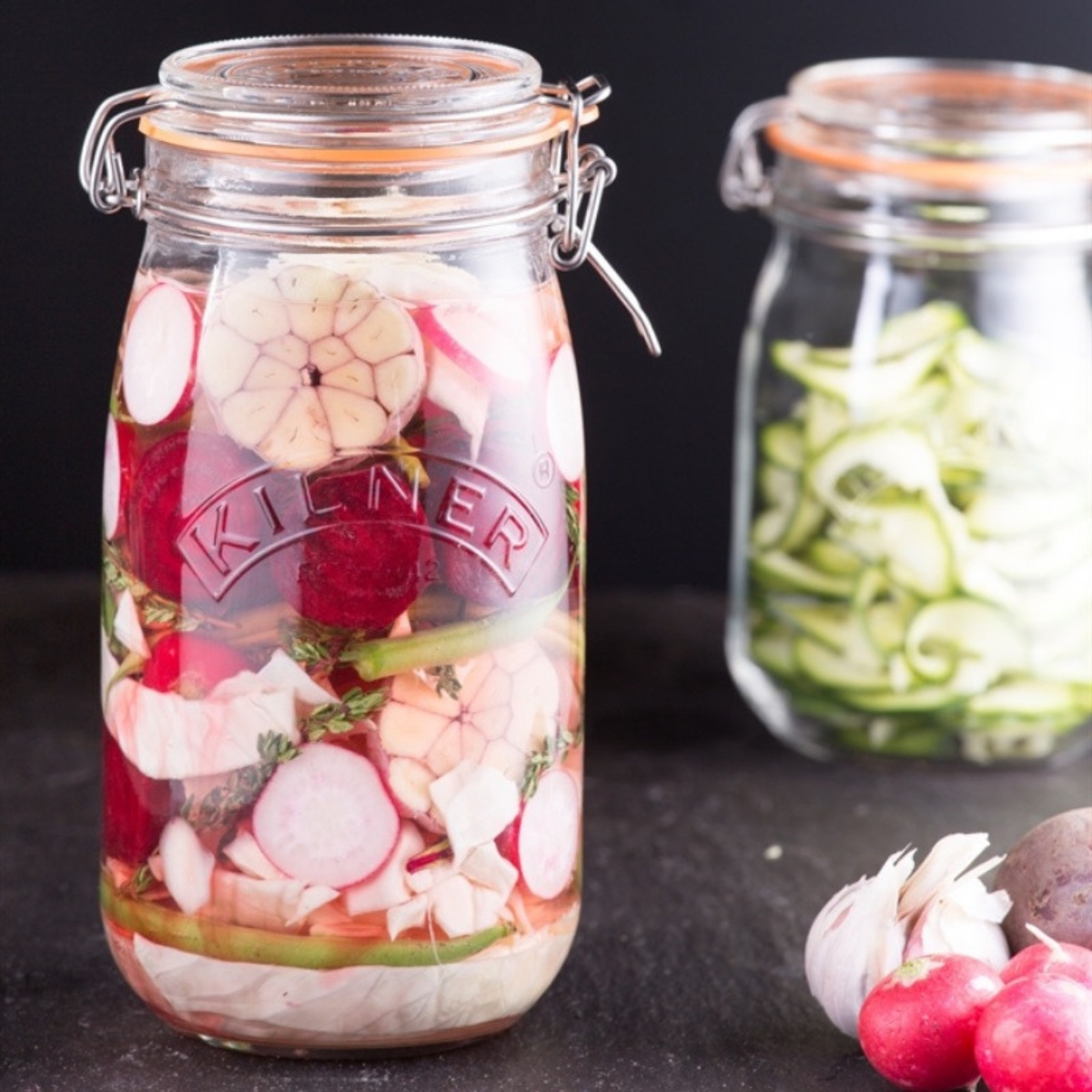 Pojemność 1500 ml , słoik doskonale nadaje się do przechowywania marynowanych owoców i warzyw, domowych przetworów, a także produktów sypkich, takich jak ryż, soczewica, kasze, makarony czy orzechy.