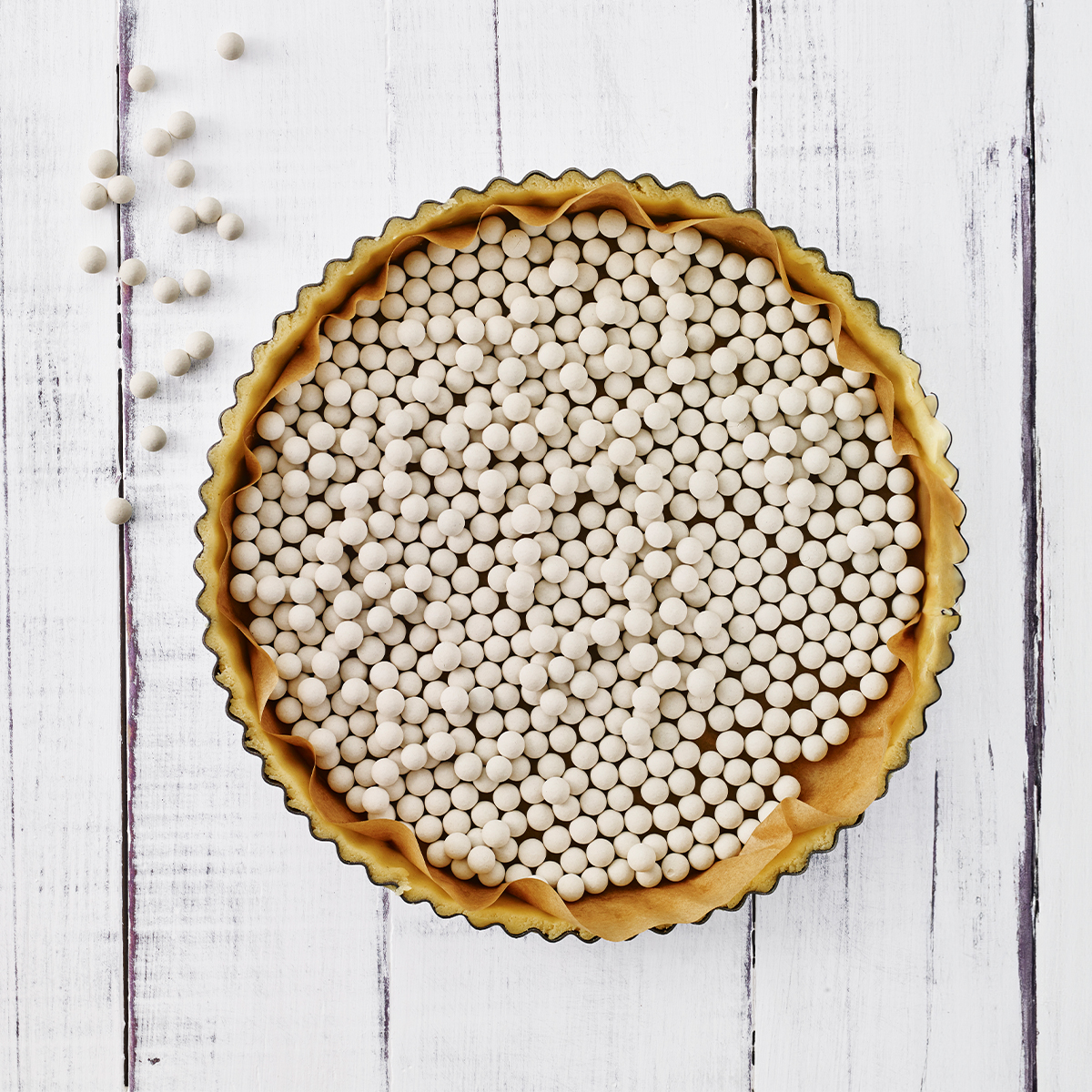 Groch ceramiczny na spód formy do równomiernego wypiekania tart i quichów.