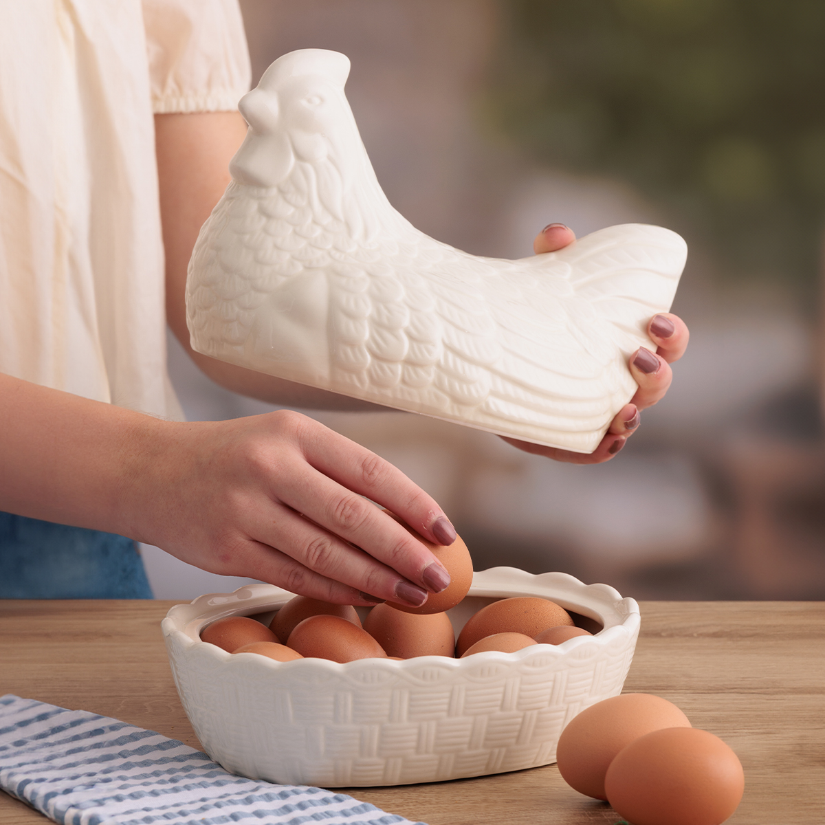 Ceramiczny pojemnik na jajka w stylu wiejskiej zagrody