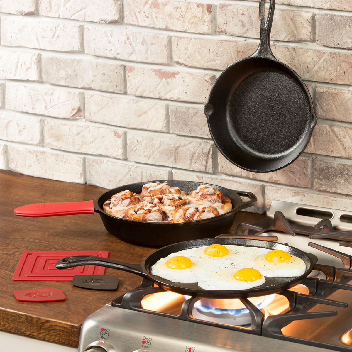 Patelnie nadają się do używania na kuchenkach gazowych, elektrycznych, ceramicznych i indukcyjnych, a także w piekarniku, na grillu i ognisku