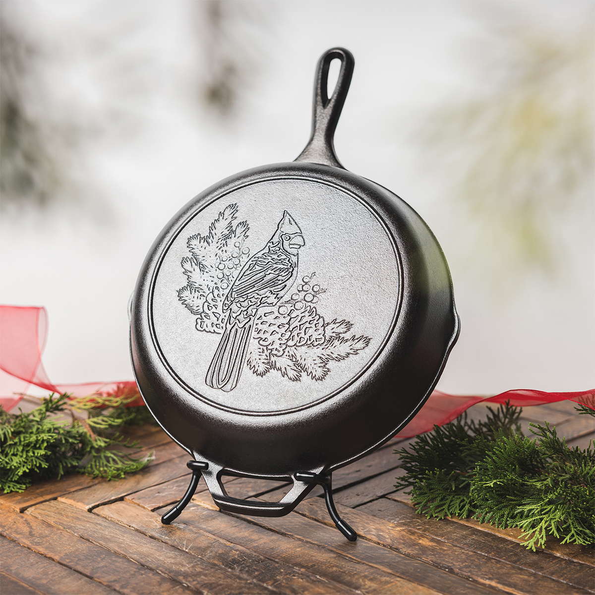 Lodge patelnia żeliwna 26 cm zimowy ptaszek kardynał