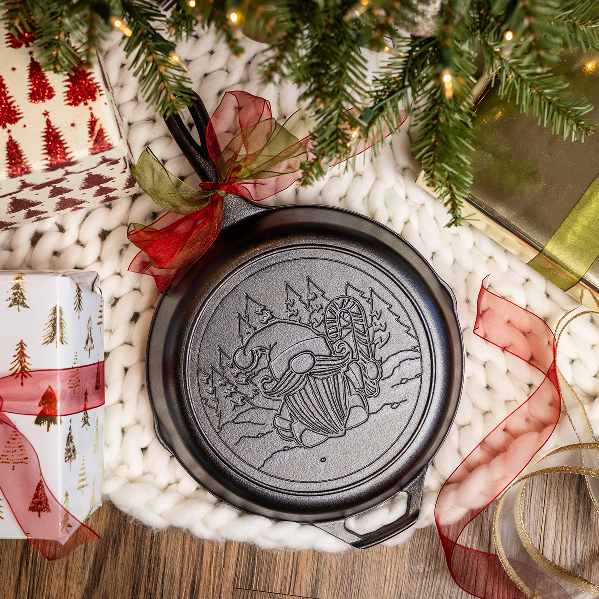 Patelnia żeliwna Lodge Holiday Gnome 26 cm z dekoracyjnym motywem świątecznym