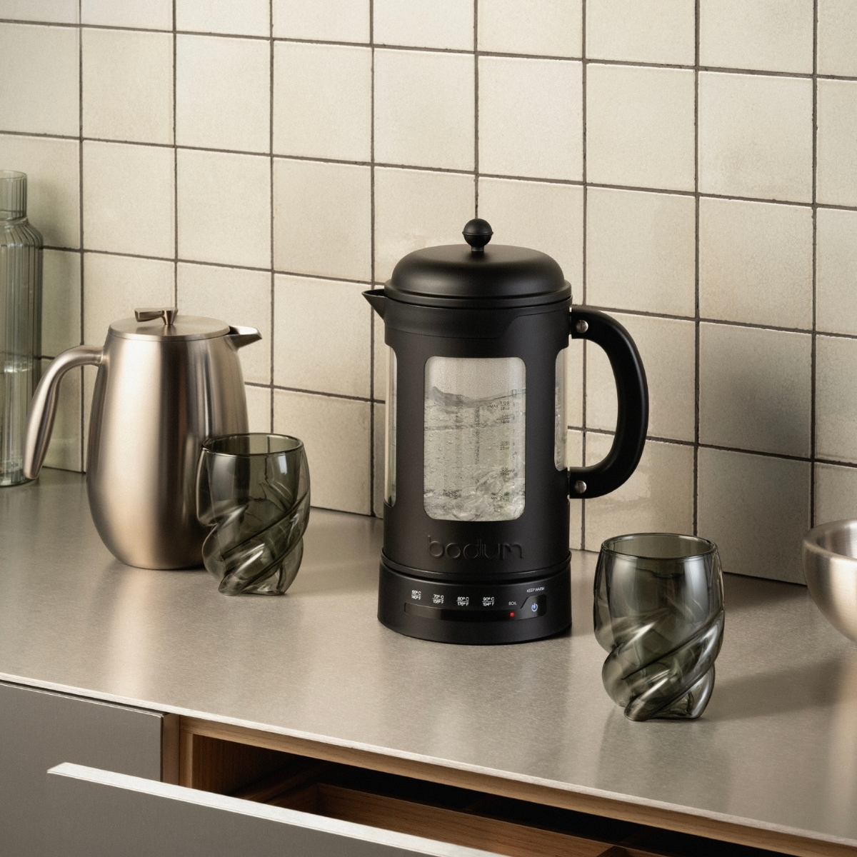 Elektryczny czajnik BODUM Chambord 1 litr wraz ze szklankami o podójnej ściance Pavina Paris