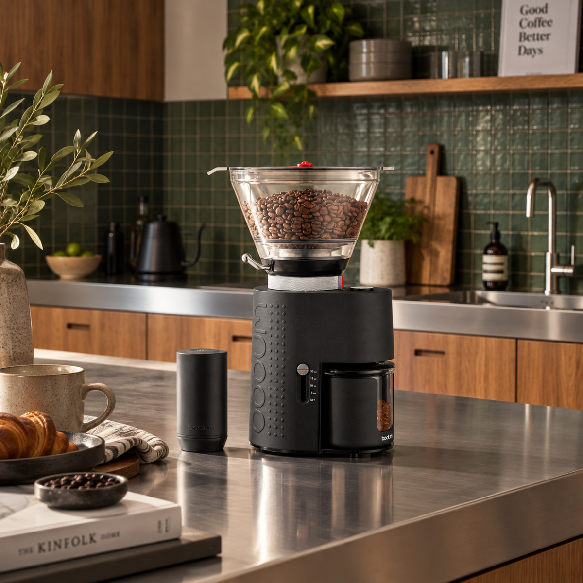 Młynek do kawy Bodum Bistro 2.0 Black na kuchennym blacie