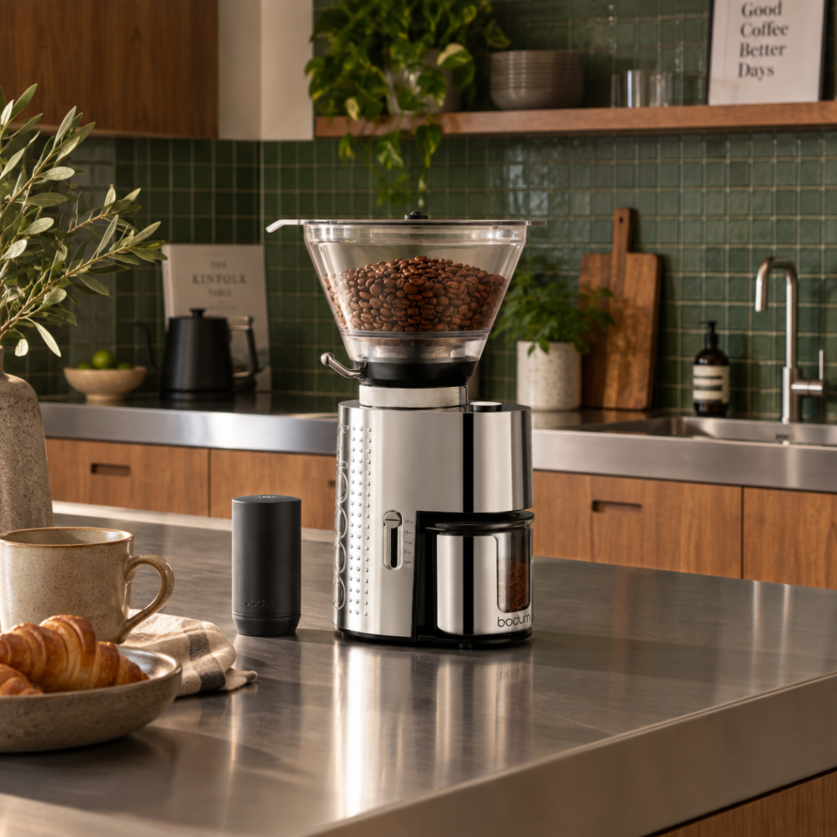 Młynek do kawy Bodum Bistro 2.0 srebrny chrome na kuchennym blacie