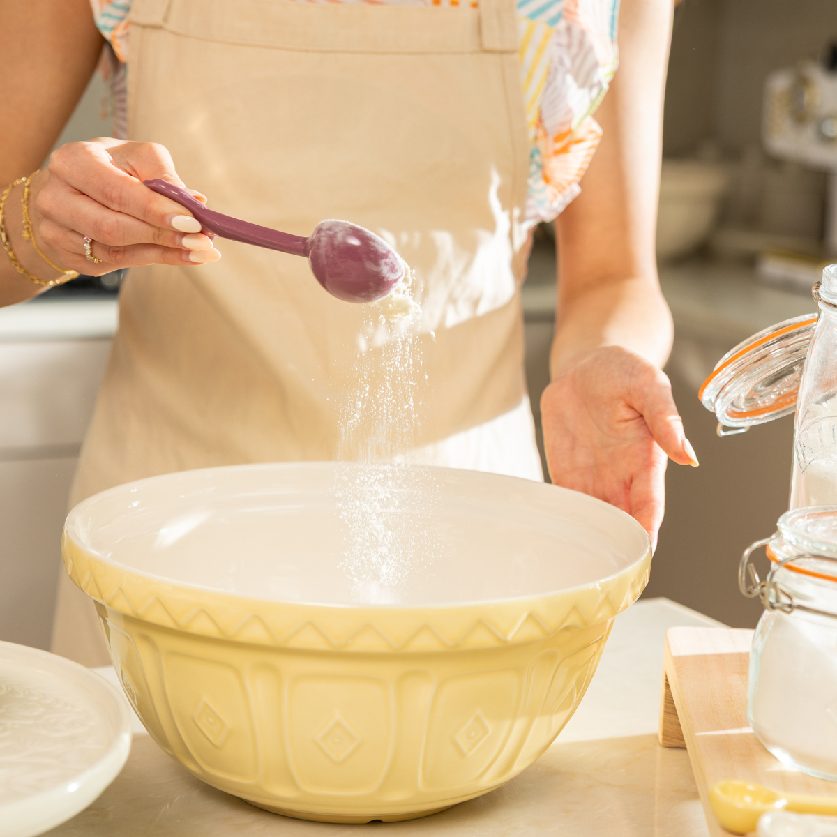 Przygotowywanie ciasta w ceramicznej misce kuchennej Mason Cash Colour Mix