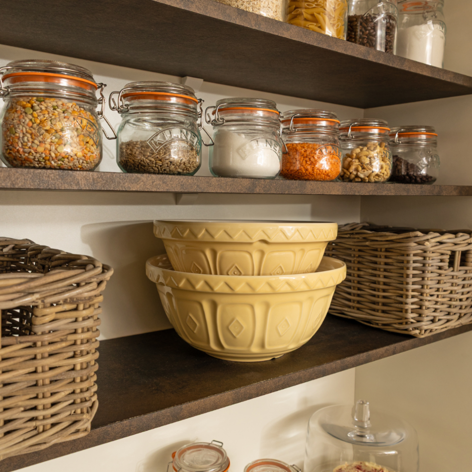 Żółta miska ceramiczna w dwóch rozmiarach Mason Cash Colour Mix na drewnianej półce kuchennej
