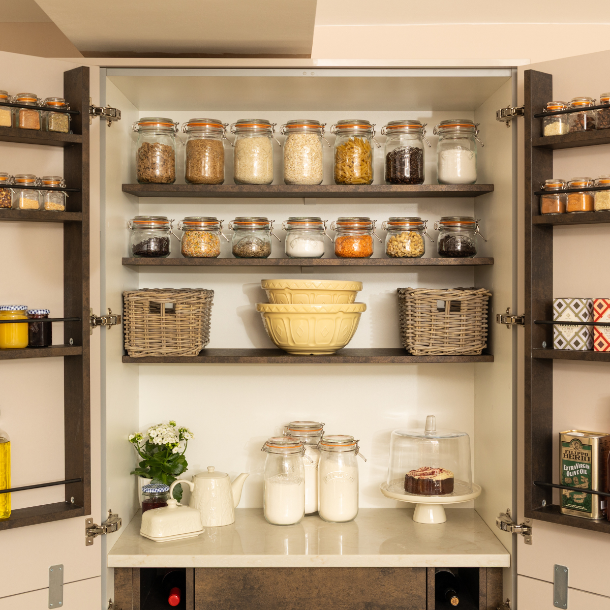Ceramiczna misa Mason Cash Colour Mix Yellow na półce w kuchni